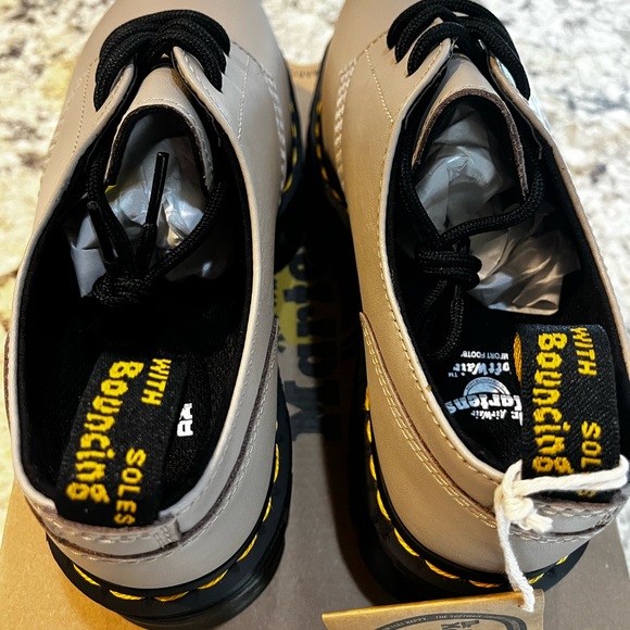 NEW Dr. Martens AUDRICK  LEATHER PLATFORM SHOES In VINTAGE TAUPE, Size 8 or 9 - Picture 13 of 15